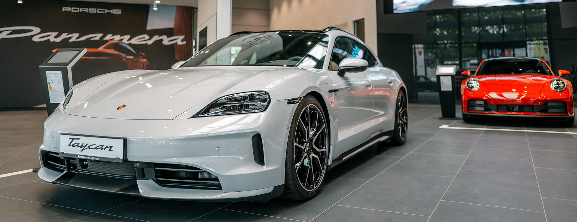 Mehrere Porsche Sportwagen im Porsche Zentrum Göttingen