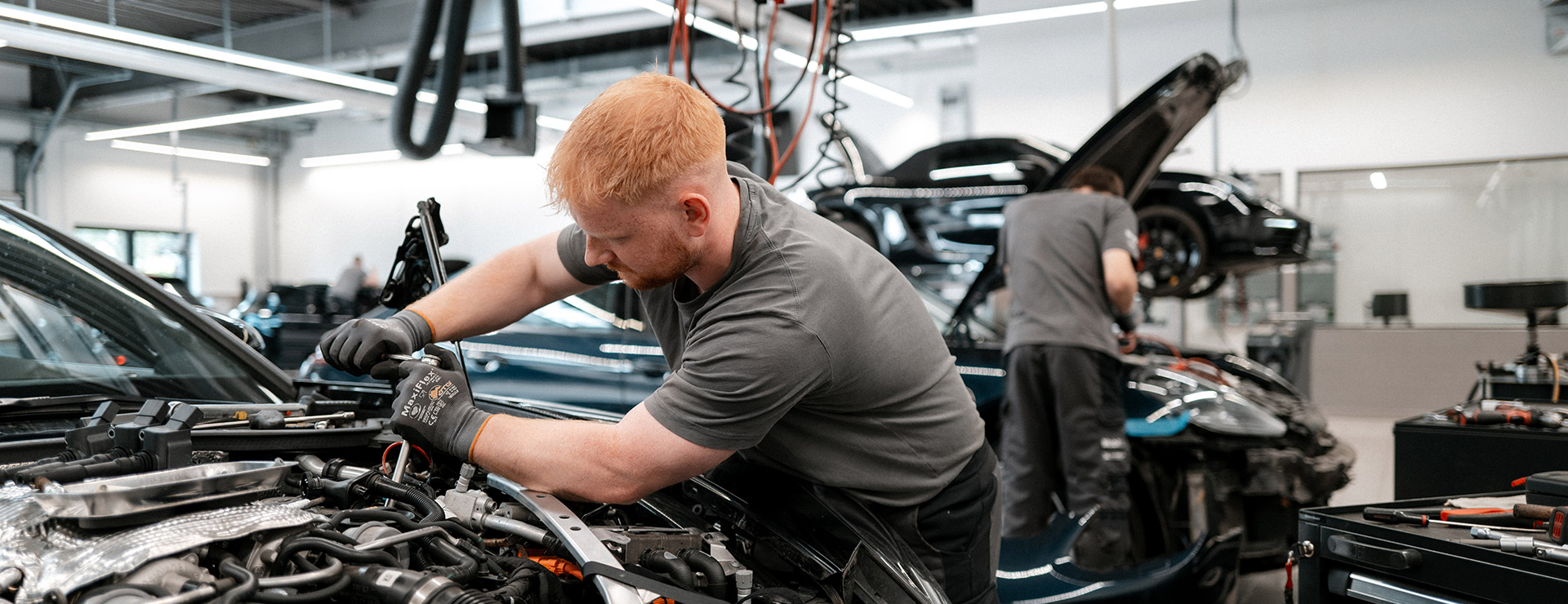 Besprechungsrunde von mehreren Service- und Werkstattmitarbeitern.